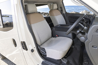 前席は日産自慢のゼログラビティーシート。かつては素の「キャラバン」と同じデザインだったが、「グランドプレミアムGX」では後席やベッドと同じヘリンボーン柄のシートカバーが装着できるようになった（7万9200円のオプション）。