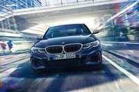 2019年5月下旬に日本導入が発表（納車は9月以降）された「M340i xDrive」。「キドニーグリル」の内部には、サテン調のクロームメッキが施された新しいパターンのメッシュを採用している。