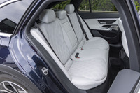 「レザーエクスクルーシブパッケージ」は高価なオプションだが、後席のヒーターも含まれている。広さについては文句なし。