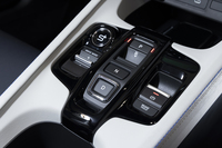 シフトセレクターは最新のホンダ車ではおなじみのプッシュボタン式。「P」の左側に新機軸である「S＋シフト」のボタンが備わっている。