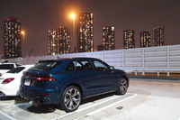 今回試乗した「RS Q8」のボディーカラーは「ギャラクシーブルーメタリック」と呼ばれるもの。さすがギャラクシーだけに、辰巳の夜景にシブくマッチしている。