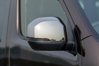 ダーククロムのドアミラーは「グランドプレミアムGX」専用装備だ。