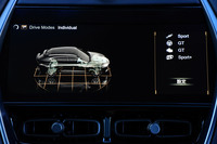 ドライブモードは「Terrain」「GT」「Sport」「Sport＋」に、カスタマイズモードの「Individual」を加えた全5種類。500mmの最大渡河深度を確保するなど、意外や悪路走破性にも配慮がなされている。