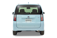 渕野氏が気になったのが、この後ろ姿。　
	渕野「リアデザインは、立体構成もテールランプの置き方など細部もすごく従来的というか、見せ場がないなと思ってしまいました」　
	ほった「デザイナーが前と横でガンバりすぎて、リアにたどり着く前に疲れちゃったのかもしれませんね」