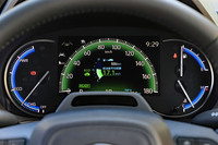 「ハイブリッドS-Z」のメーターパネル。「S-Z」と「Z」では中央に7インチのインフォメーションディスプレイが装備され（他グレードは4.2インチ）、またハイブリッド車は文字盤が青基調のデザインとなる。