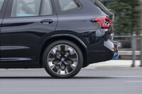 過度な変形を抑えることで、操作性を向上させた「アドバンスポーツV107」。後輪に大トルクのかかる「iX3」でも、その性能は常に安定している。