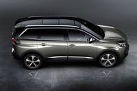 ボディーサイズは全長×全幅×全高＝4640×1840×1650mm。ホイールベースは2840mm。「3008」と比べるとフロントオーバーハングはそのままに、ホイールベースとリアオーバーハングが延長されている。