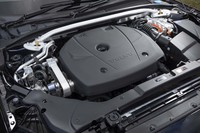 フロントに積まれる2リッター直4エンジンはターボチャージャーとスーパーチャージャーで過給される。カバーの背後には専用装備のストラットタワーバーが見えている。