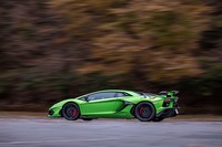 0-100km/h加速は「アヴェンタドールSV」と同じ2.8秒、0-200km/h加速が8.6秒、最高速度は350km/h以上と発表されている。もちろんランボルギーニの歴代V12搭載モデルでトップとなるパフォーマンスだ。