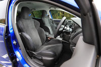 これもGT専用装備となる、アルカンターラのスポーツシート。前席にはシートヒーターが標準装備される。