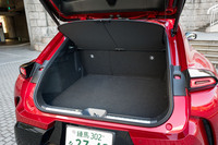 397リッターの荷室容量は「ヤリス クロス」と同程度。トノカバーは真ん中で折りたたんで床下に収納できる。