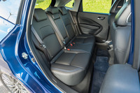 「ノート」シリーズの美点として後席の広さが挙げられる。座面の長さが立派だ。