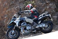 新しいエンジンはマイルドで太いトルクとスムーズな回転フィールが身上。配布資料の性能曲線を見ると、発生トルクは中回転域を越えるまで右肩上がりを続け、カムが切り替わる5000rpmをピークに一旦下がり、6500rpmで最大値となる143Nmに達する。