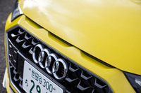 ボンネット先端に設けられた3分割スリット。現行モデルで他にこの意匠を採用するのは「R8」のみ。