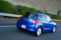 フルハイブリッド車の「スイフト」の燃費は、マイルドハイブリッド車の27.4km/リッターに対し、32.0km/リッターとなっている（JC08モード）。