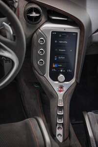 縦型ディスプレイを組み込んだセンターコンソールには、始動スイッチのほか、ドライブモードのセレクターやローンチコントロールボタンなどが並ぶ。