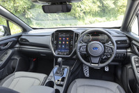 内装はブレイズガンメタリックの加飾を使った専用仕立て。上位グレードの「プレミアムS：HEV EX」にはフル液晶メーターとナビゲーションが標準装備だ。