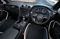 コックピット周辺の様子。「ベンテイガ」シリーズとしては初めて、内装の素材にアルカンターラが採用された。