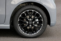 「N-BOXカスタム」には「コーディネートスタイル」と呼ばれる上級グレードも設定。ダーククロームのドアハンドルやブラック塗装と切削加工を組み合わせたアルミホイール、カーボン調アクセントを施した合成皮革のシートを装備し、ブラックのツートンルーフも選択可能としている。