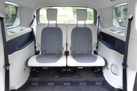 「ID. Buzzロングホイールベース」の3列目シート。2人掛けで、大人でも余裕を持って座れる空間が確保されている。