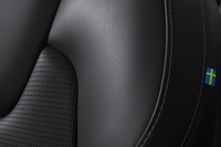 リラクゼーション機能とベンチレーション機能が備わるファインナッパレザーで仕立てられたシート。