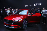 ヘッドライトは天地に薄いシャープな形状へ。グリルはよりワイドになり、シグネチャーウイングをライトの下側に通すことで、横方向の広がりを強調した。