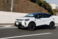 高速道路では、オールシーズンタイヤが発するサーッというロードノイズが耳に届くものの、もちろん車内の音楽が聞こえなくなるほどの音量ではない。快適さは十分確保されている。