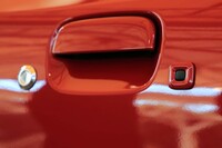 ハイブリッド車の上位グレードには、スマートキーを所持していればドアノブ横のボタンを押すだけで施錠・解錠ができる機能が備わる。