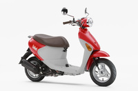 2008年「スズキ・レッツ4パレット」。「レッツ」以来の2ストロークエンジンを4ストロークに換えた「レッツ4」の外観を、クラシカルでポップなデザインとしたモデル。