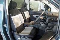 表皮にホワイトのラインが入る「ベルランゴ」のフロントシート。