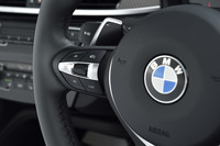 ステアリングホイールの左側スポーク部分にストップ＆ゴー機能付きACCの操作スイッチを配置する。同装備は「アドバンスドアクティブセーフティーパッケージ」に含まれるオプション。