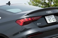 「セダン」のリアを特徴づけているトランクスポイラー。ボディー形状は異なるが、リアコンビランプは「スポーツバック」とうまく共用化されている。