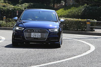 「S3」には5つの走行モードを備えた「アウディドライブセレクト」が搭載されており、選択されたモードに応じてパワーステアリングのアシスト量やエンジンおよびトランスミッションの制御が切り替わる。