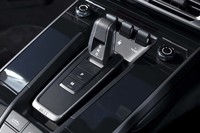 バイワイヤ式のシフトセレクターはコンパクトなスティックタイプ。試乗車はオプションによって金属部分がアルミ仕立てとなっていた。