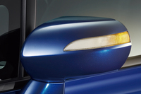 装着位置や色などにさまざまな規定があるウインカー。最近では被視認性の高さやデザイン上の理由から、ドアミラーに装着する例が増えている。