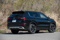 ボディーの全長は「RAV4 PHV」よりも110mm長い4710mm。前傾したリアピラーは飛行機の垂直尾翼をイメージしている。