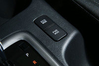 シフトレバーの右側にレイアウトされる走行モードのセレクトボタン。燃費を優先するエコモードのほか、ピックアップ重視のパワーモードが用意される。