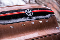 背の高いワンモーションスタイルが特徴的な「クラウン クロスオーバー」は、セダンとSUVを融合させた“セダンを超えるセダン”として開発された。リアまわりでは左右一直線に伸びるテールランプと、その下に備わる「CROWN」のエンブレムが目を引く。