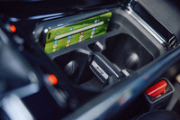 前席のセンターコンソール。スマートフォンやキーの専用ホルダーが設けられるなど、機能的なデザインとなっている。USBポートや非接触充電トレーも完備。