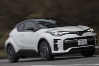 「C-HR」の“GRスポーツ”は、フロア下の中央に補強材を追加することでボディー剛性がアップ。操縦応答性の向上やフラットな乗り心地が追求されている。