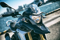 ヘッドランプの下から伸びる、鳥のクチバシを思わせるフロントフェンダーや、リアエンドを高い位置にとったシルエットが、オフロードバイクならではのスタイルを強調する。