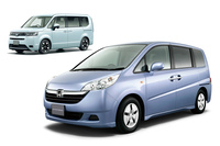 新型「ステップワゴン」（左上）は6代目のモデルにあたるが、そのプラットフォームは2005年に登場した3代目（右下）のものを受け継いでいる。