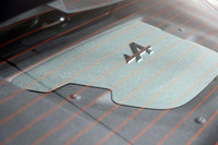 リアウィンドウ越しに見るエンジンカバー。1.8リッター直4ターボエンジンはこの下に搭載されており、残念ながらその姿を見ることはできない。