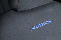 前席の背もたれ情報には、「AUTECH」ロゴの刺しゅうが施されている。