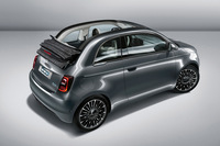 FCAが新型「フィアット500」を世界初公開　デザインは踏襲しつつ100％電気自動車にの画像