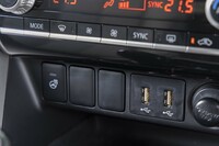 ダッシュ中央のディスプレイは「Apple CarPlay」などのスマートフォン連携に対応。USBポートは2基用意される。