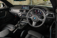 インテリアはブラックを基調に、随所にブルーのステッチを配したコーディネート。