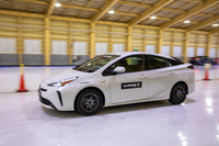 2018年に完成した屋内氷盤試験場の滑りやすい氷盤路で、「アイスガード6 iG60」が装着された「トヨタ・プリウス」のフルブレーキングを体感。屋内氷盤試験場は氷のコンディションを一定に保つことができるので、反復試験のデータが取りやすいのだという。