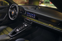 インテリアは、ファブリックの「ブラック／オリーブネオ」のパシャ模様でコーディネートされる。