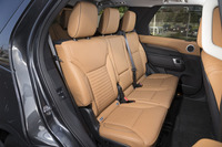 2列目シートは3人がけ。2、3列目に乗員がいないときには、タッチスクリーンを操作して、ヘッドレストをたたむことができる。